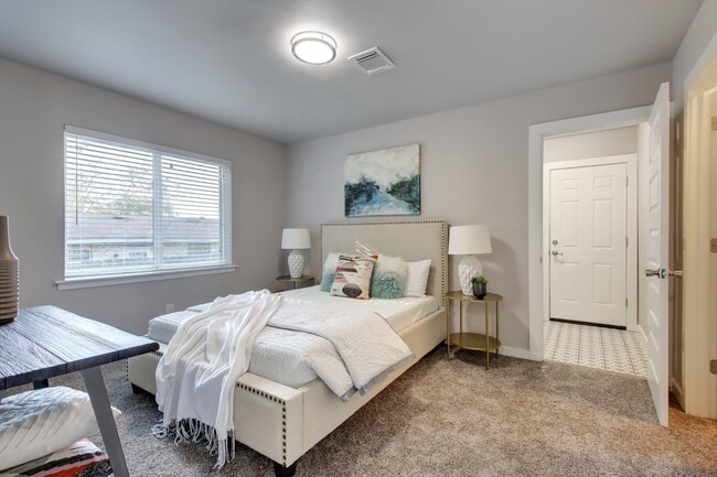 Building Photo - 3208 Northeast Dr