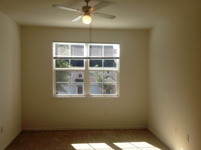 Building Photo - Hamptons At Metrowest - 2/2 Condo with balcony!!