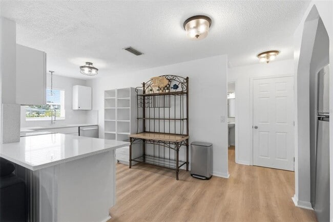 Building Photo - 2227 Montclair Dr