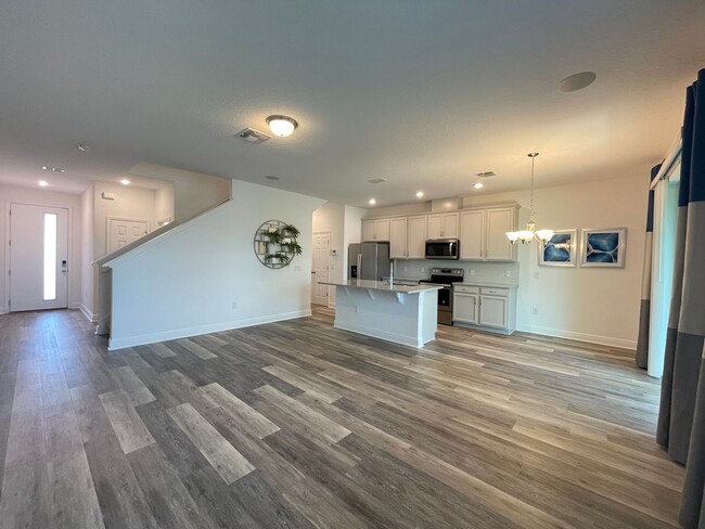 Building Photo - 3 Bedroom, 2.5 Bath Townhome in Enclave at...