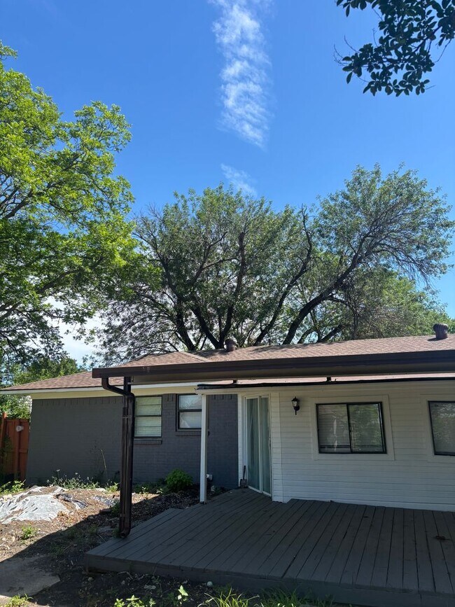 Building Photo - 1121 Woodcrest Dr