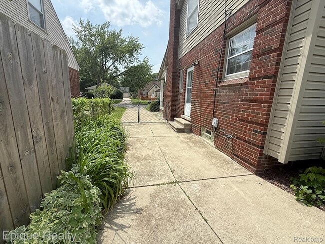 Building Photo - 1846 Oakshire Ave