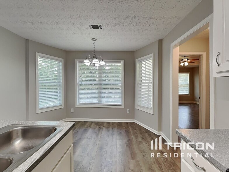 Building Photo - 1512 Riverglen Dr