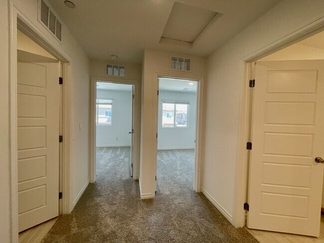 Building Photo - Gated 3 Bed, 2.5 Bath, 2 Car Garage Townho...