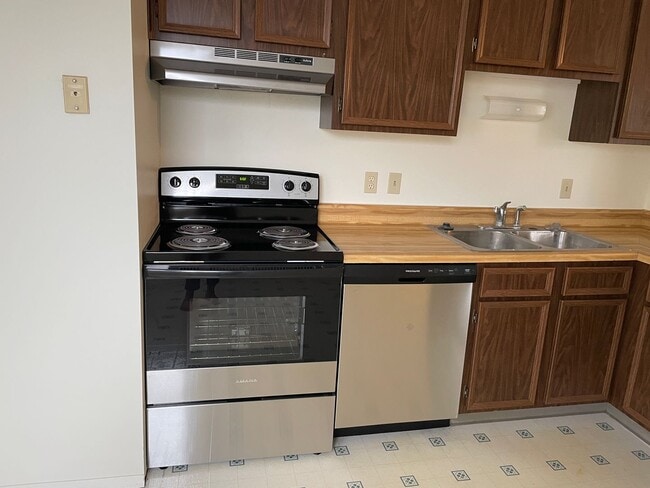 Building Photo - Large, Quiet Home In Englewood (Union) - N...