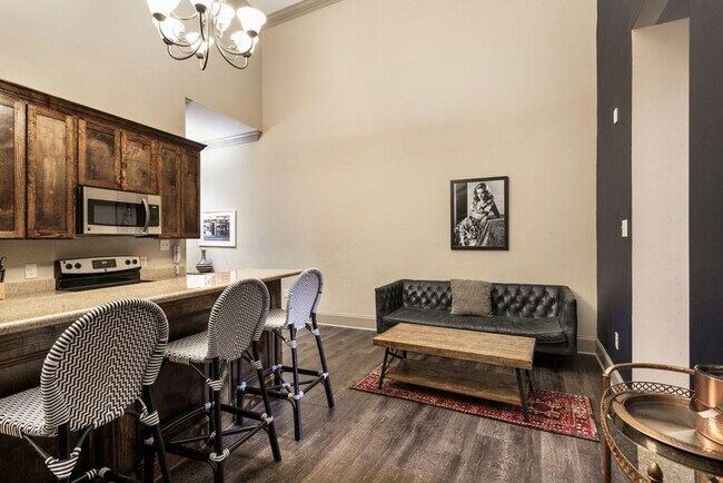 Building Photo - 828 Gravier St