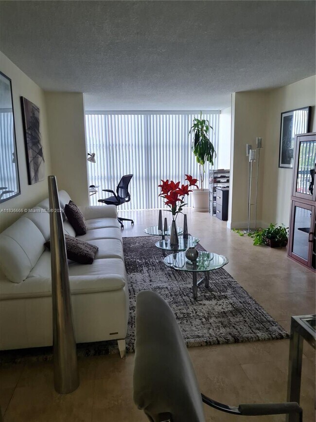 Building Photo - 1000 Parkview Dr
