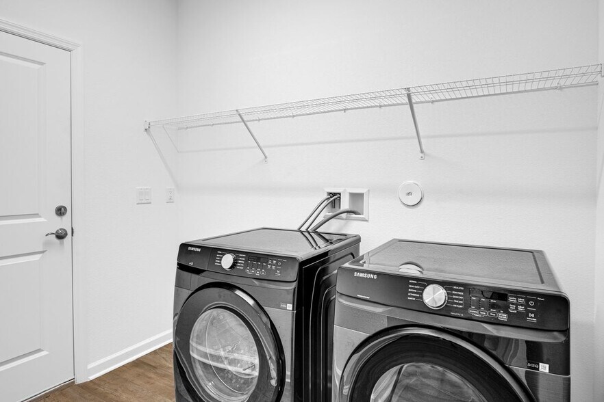 Building Photo - 513 High Tide Ln