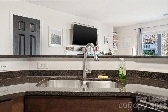 Building Photo - 525 N Graham St