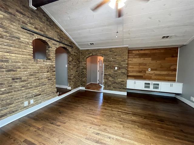 Building Photo - 2100 Twin Elms Dr