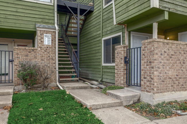 Building Photo - 9823 Walnut St