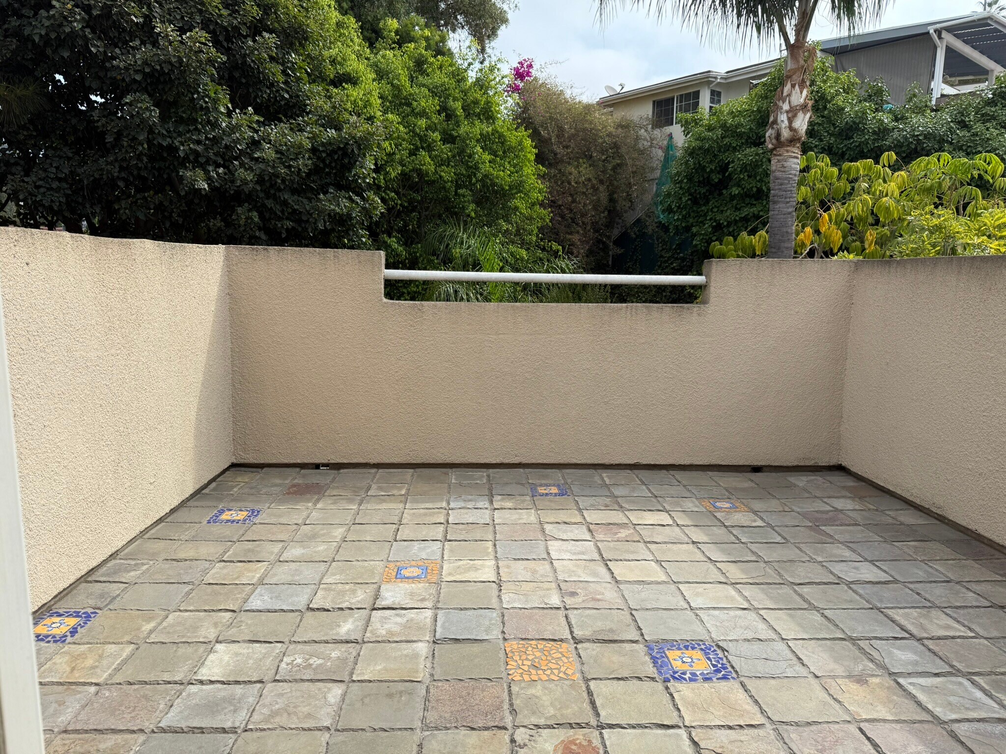 Building Photo - 2222 N Beachwood Dr