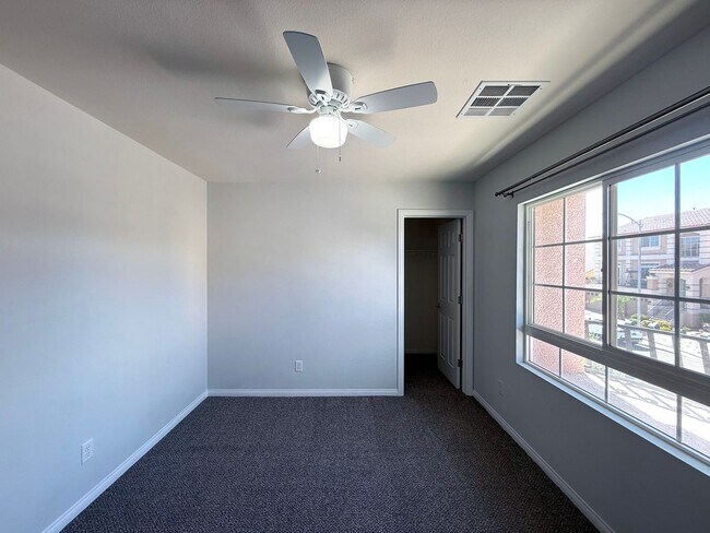 Building Photo - Great 5 bedroom home with RV Parking! Loca...