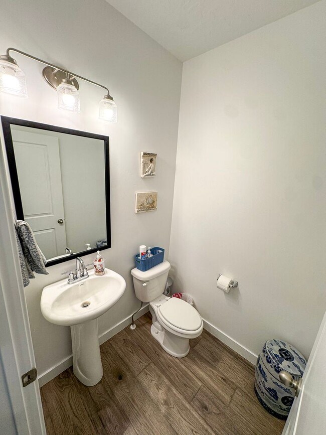 Building Photo - Modern 4 Bed 3.5 Bath Home in Syracuse | Bonus Room + Fenced Yard + 86” TV Included