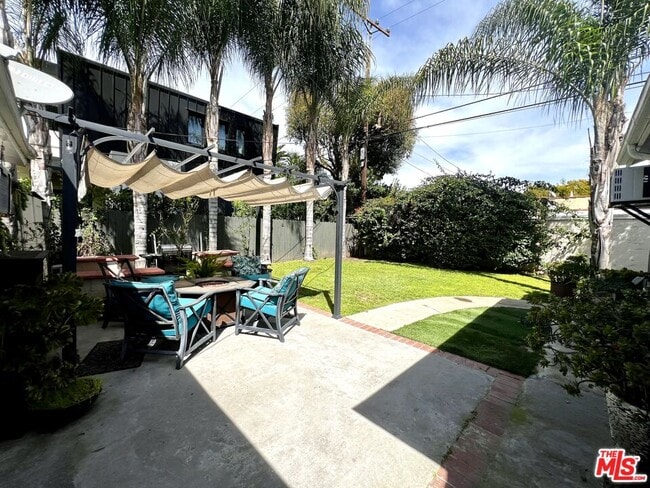 Building Photo - 364 N San Vicente Blvd