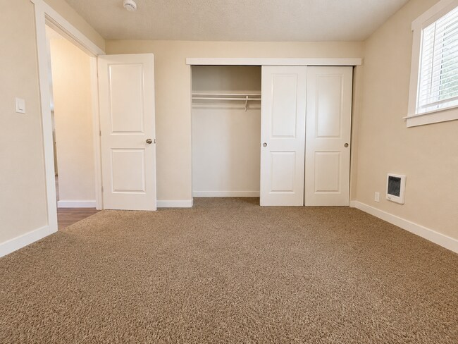 Building Photo - 310-316 S. Manzanita Court