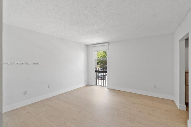 Building Photo - 6886 N Kendall Dr