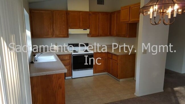 Building Photo - 3 Bedroom Greenhaven Home