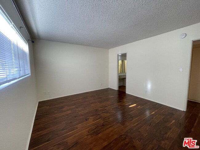 Building Photo - 5330 Zelzah Ave