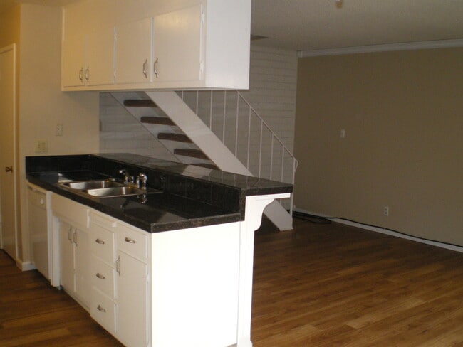 Building Photo - Great Looking 2bd / 1bth 2 Story Condo!
