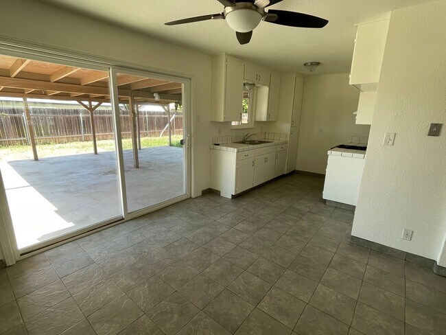 Building Photo - 4 Bedroom 2 Bath Ranch Style Home in Lemoore