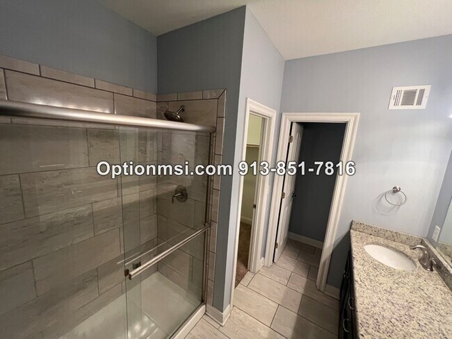 Building Photo - Blue Valley Townhome!