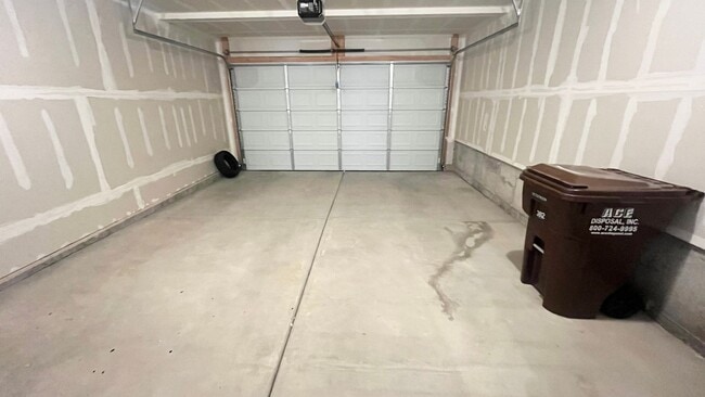 Building Photo - 3 Bedroom/2.5 Bathroom Townhouse in Magna