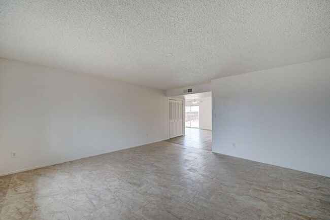 Building Photo - -$500 OFF FIRST MONTH RENT-READY TO VIEW NOW! 4 Bedroom 2 Bath Home in Phoenix!