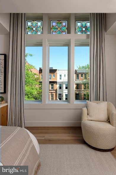 Building Photo - 1015 D St NE