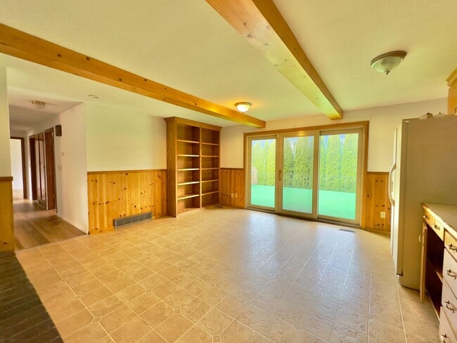 Building Photo - 2,510 Sq Ft | 5 Bedroom · 3 Bathroom – W/D, Terrace, Garage & Extra Space