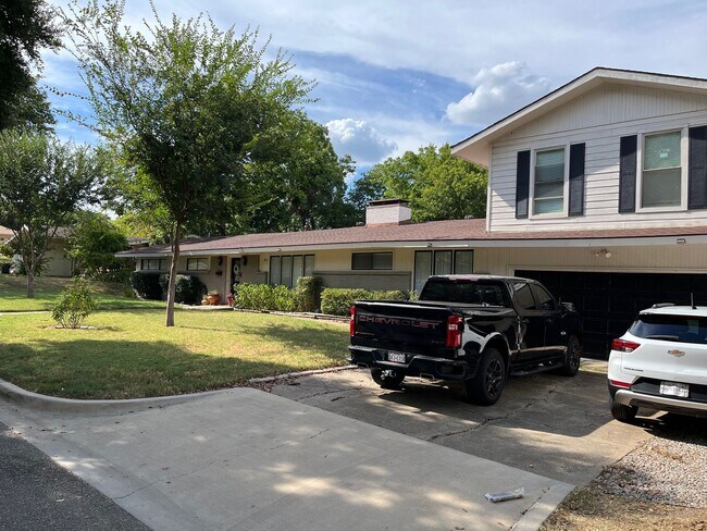 Building Photo - 830 Blackburn St