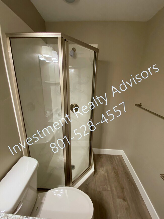 Building Photo - 263-265 S Poplar Ct-E