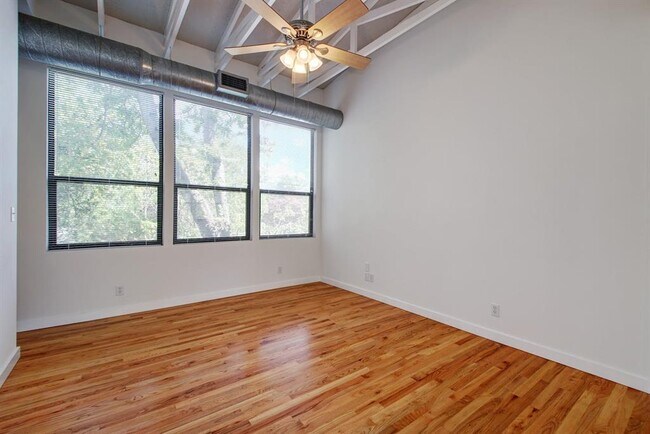 Building Photo - 1308a W N Loop Blvd