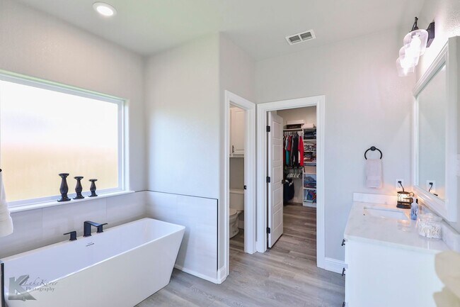 Building Photo - 4 bedroom, EXECUTIVE RENTAL!