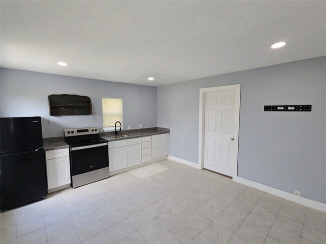 Building Photo - 9010 Linda Vista Rd