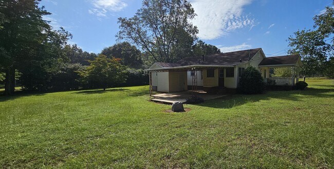 Building Photo - Cutie in the Country