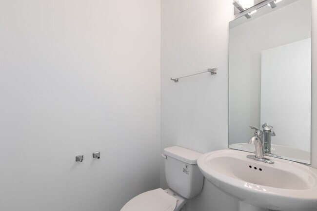 Building Photo - Spacious 3 Bed 2 Bath Duplex Up, In unit W/D in Humboldt Park!