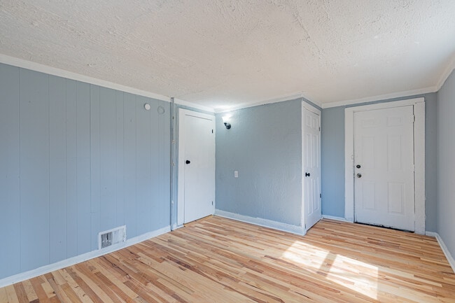 Building Photo - 383 Champlain St