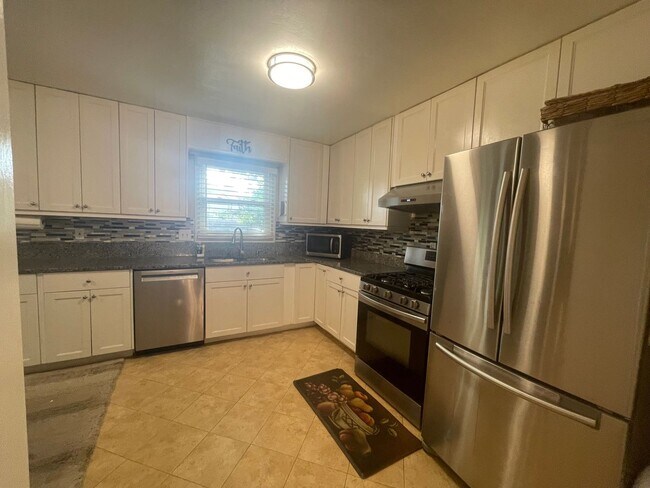 Building Photo - BEAUTIFUL 4 BED / 2.5 BATH SF IN COVENTRY