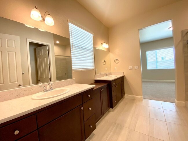 Building Photo - $2,495 Leonard & Ashlan, 3 Bedroom Home - ...