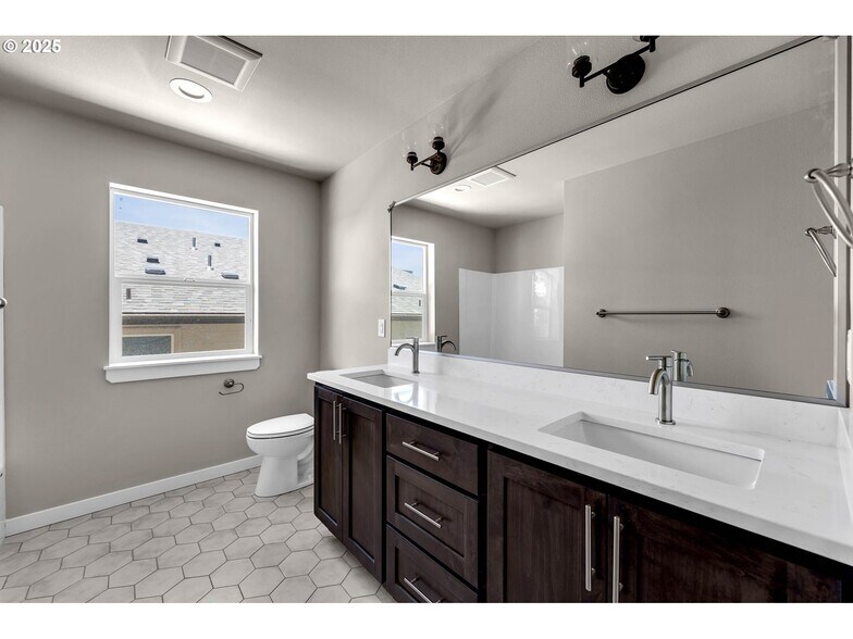 Building Photo - 6107 NE 45th Ct