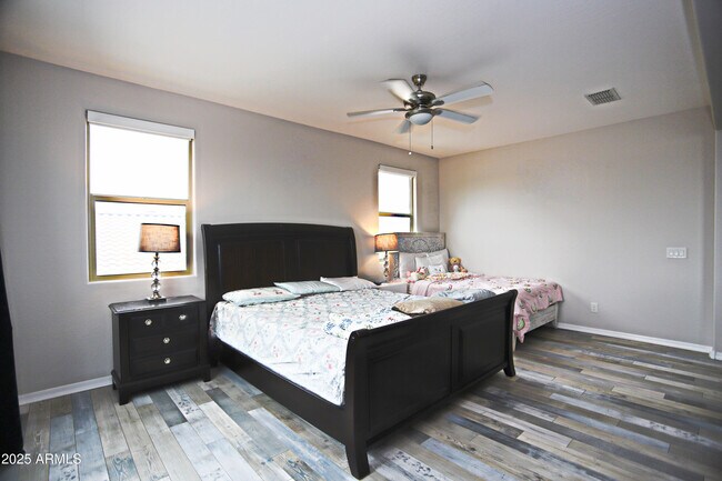 Building Photo - 947 E Ladbroke Way