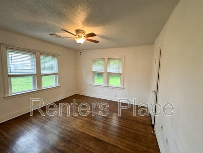 Building Photo - 2233 N Denver Blvd