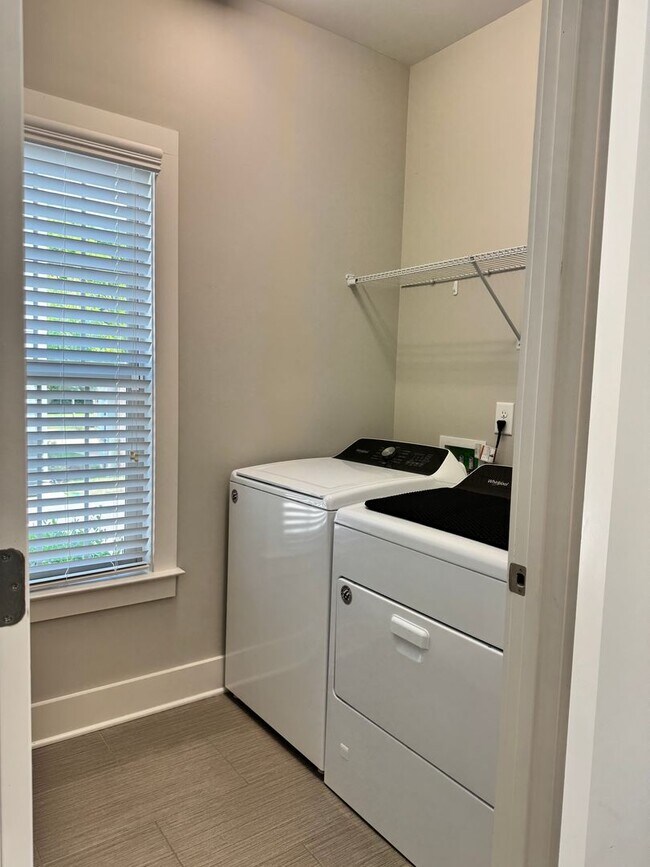 Building Photo - Beautiful End Unit Franklin Townhome