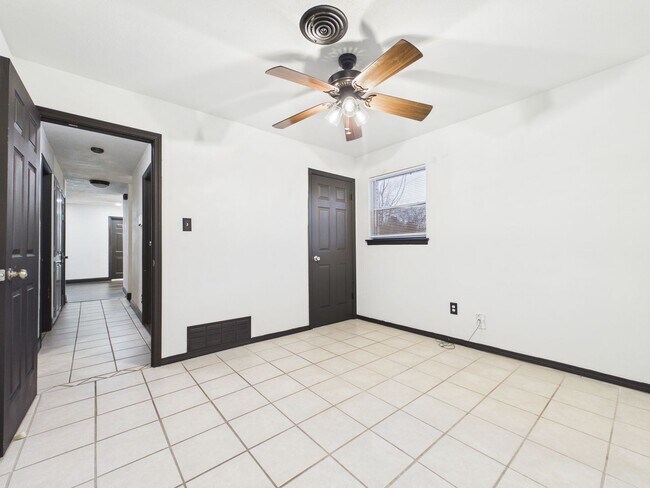 Building Photo - 619 SW 45th St