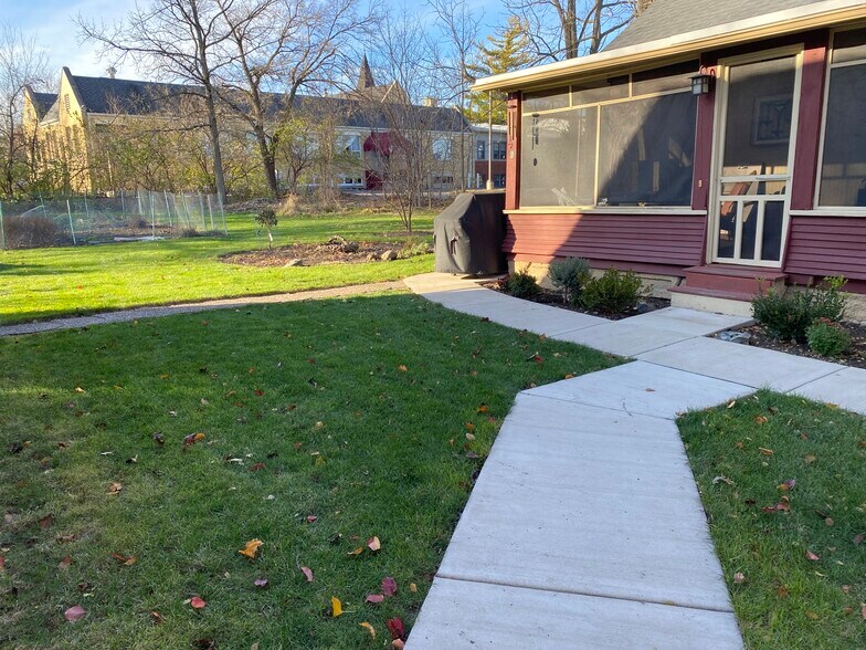 Building Photo - 227 S Water St