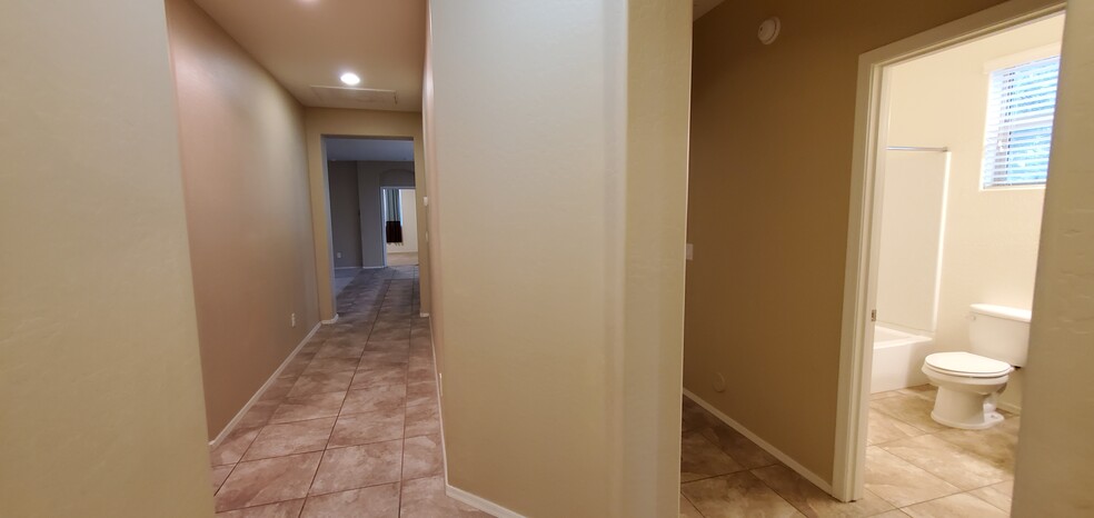 Entry Hallway / Foyer - 3907 S Vineyard Ave