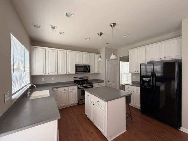 Building Photo - Well maintained 4 bedroom home with a golf course view!