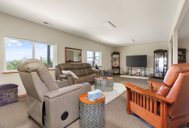 Building Photo - Gorgeous Lower Level Apartment Ready For a...