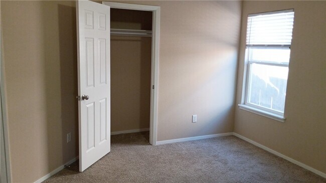 Building Photo - 905 SW Loudon Dr